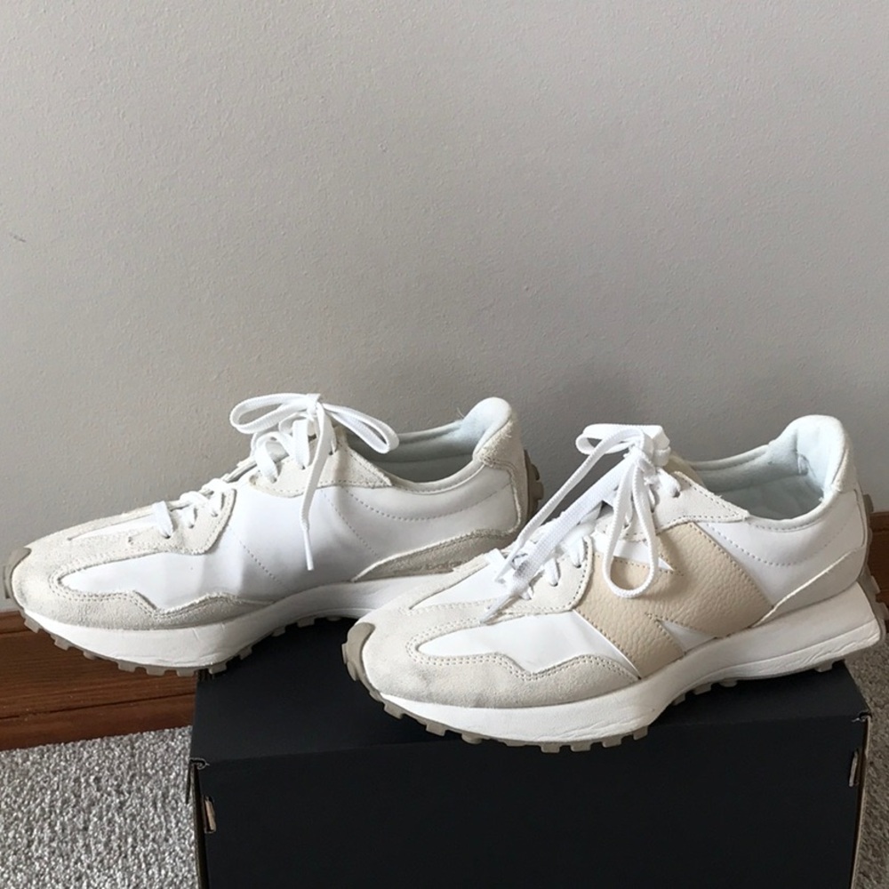 New Balance 327 Sneakers in Linen/Salt